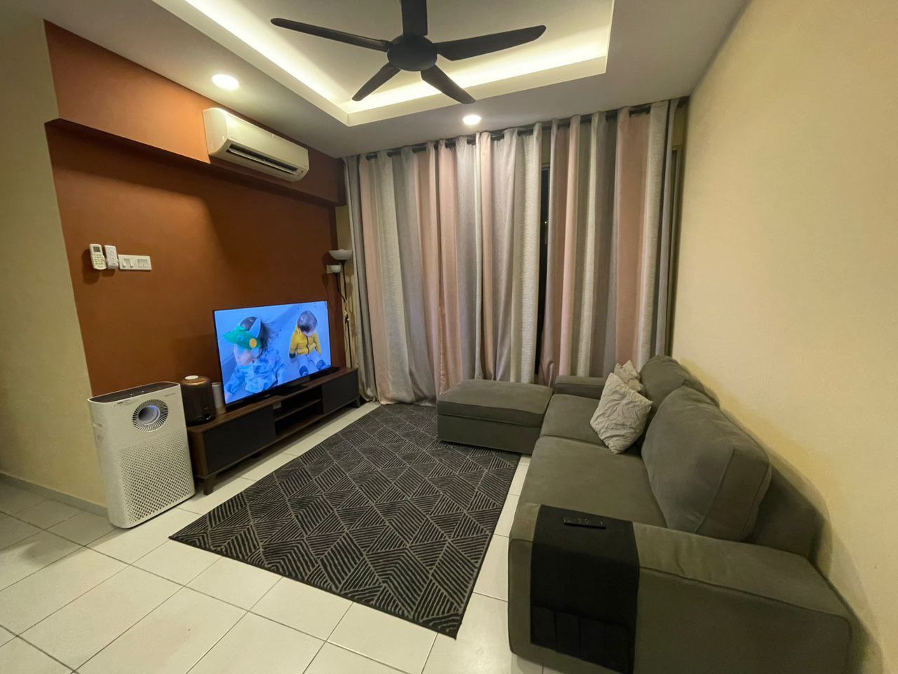 Photo 6165953654456781816 Y