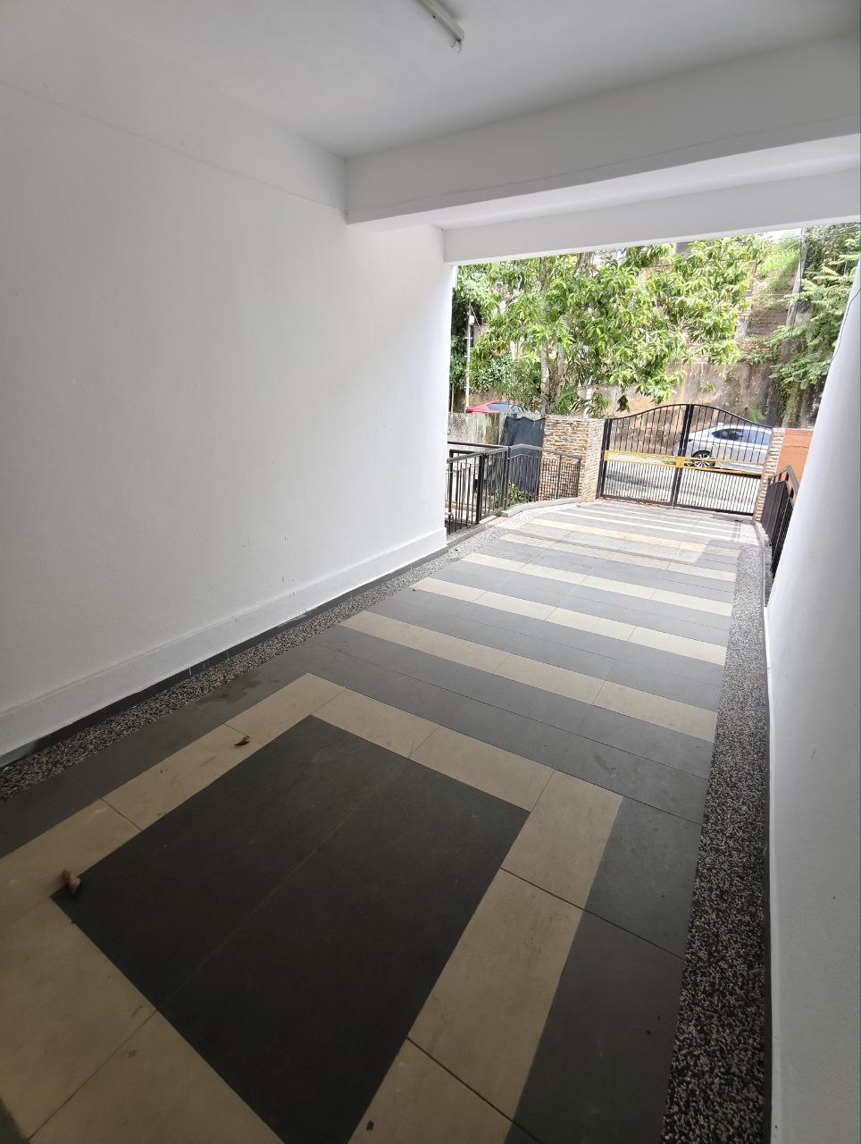 Photo 6253341133526648568 Y