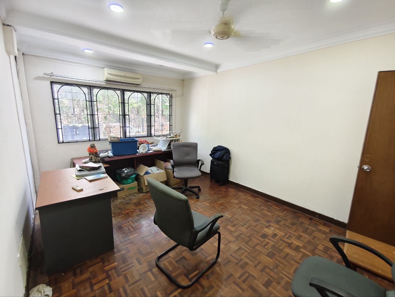 Photo 6253341133526648571 Y