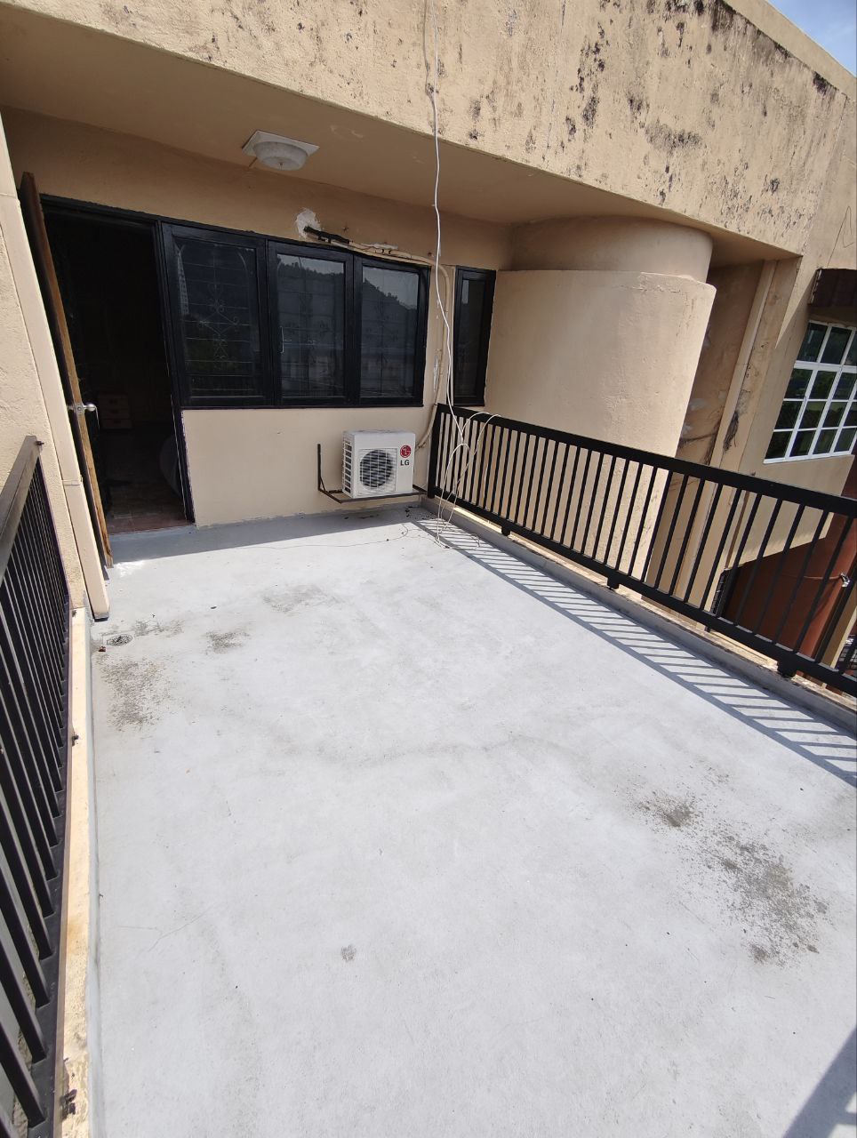 Photo 6253341133526648575 Y