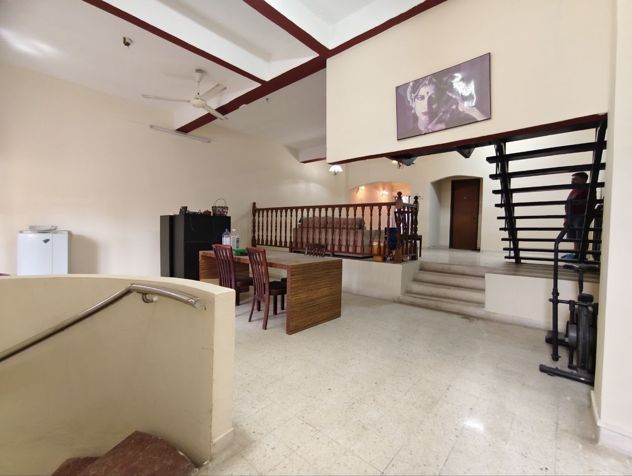 Photo 6253341133526648679 Y