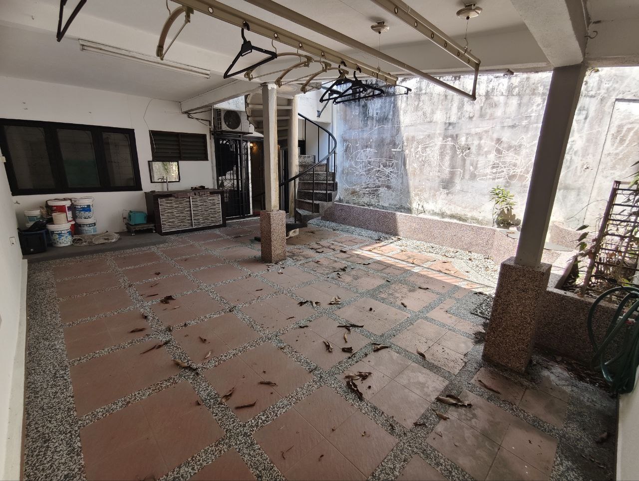 Photo 6253341133526648687 Y