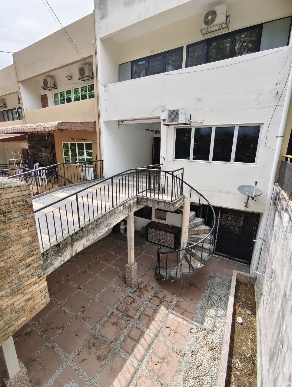 Photo 6253712162866448712 Y